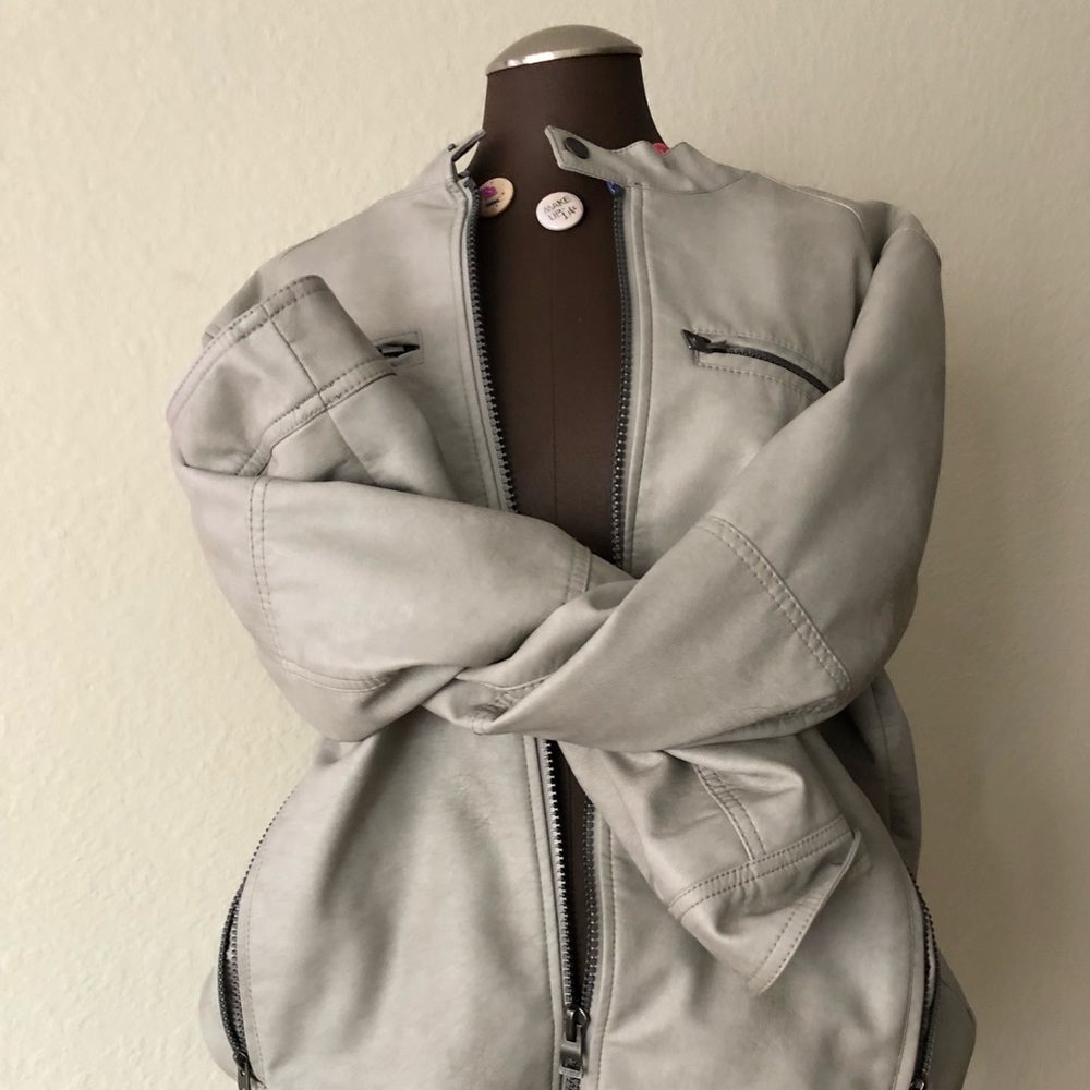 Cool grey leather jacket❄️